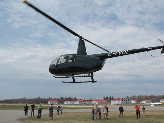 C-FVOL — - Salon de laviation virtuelle du Québec Aéroport de Lachute CSE4 25-04-2009 Robinson R44