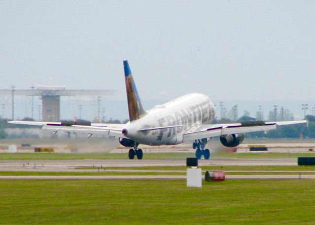 Airbus A318 (N812FR) - Landing at DFW.
