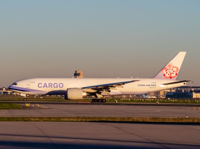 BOEING 777-200LR (B-18775)