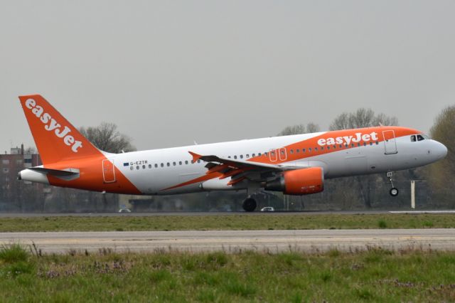 Airbus A320 (G-EZTR)