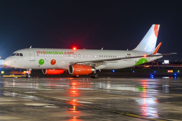 Airbus A320 (XA-VAE) - Preparing to taxi for runway 31L