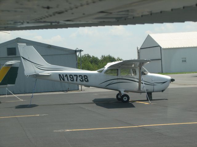 Cessna Skyhawk (N19738) - at Zerbey (no nose gear?)