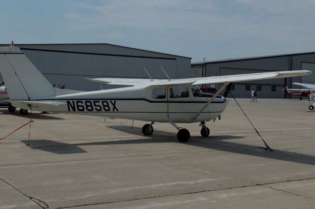 Cessna Skyhawk (N6858X) - 1960 CESSNA C172B TAKEN 6/3/23