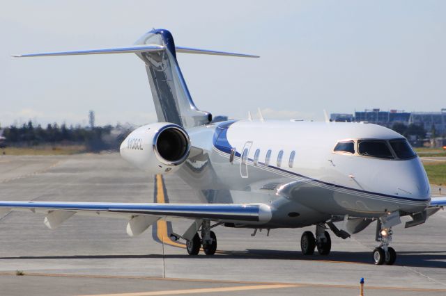 Bombardier Challenger 300 (N406CL)