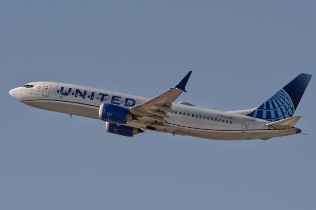 Boeing 737 MAX 8 (N17300) - 12th August, 2024: Flight UA 1227 headed to Lihue in Hawaii seen shortly after takeoff from runway 25R at LAX. 