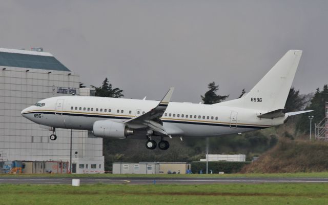 16-6696 — - usn c-40a 166696 about to land at shannon 4/4/16.