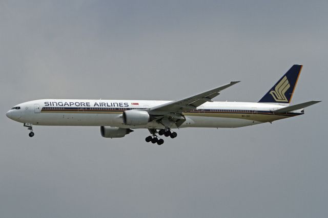 BOEING 777-300 (9V-SYI)