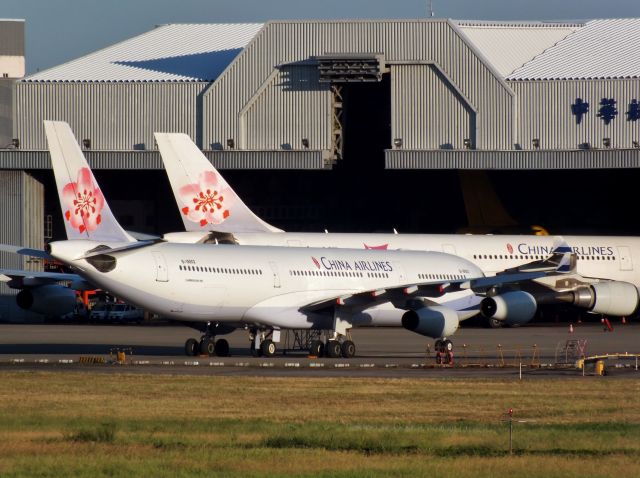 Airbus A340-300 (B-18802)