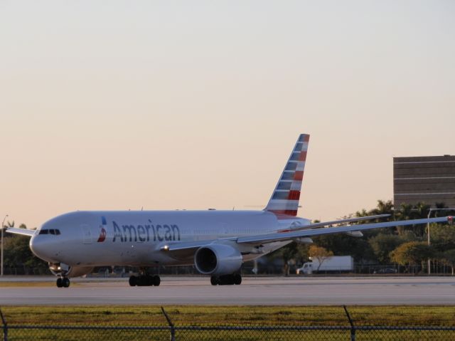 Boeing 777-200 (N781AN)