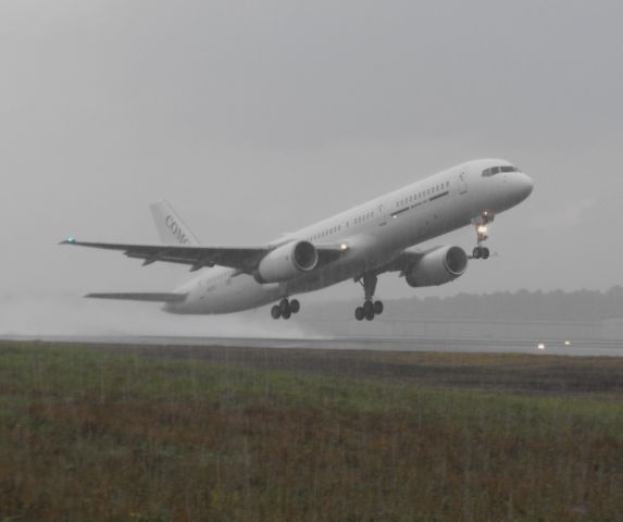 Boeing 757-200 (N610G) - A Boeing 757-200 blasting off out of Tally in the pouring rain