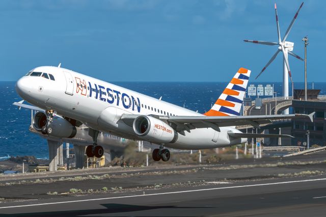 Airbus A320 (LY-FJI)
