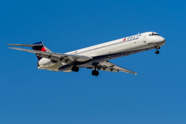 McDonnell Douglas MD-90 (N964DN) - Boeing built (1999) MD-90-30 arriving runway 6 San Bernardino CA. 2-28-18.