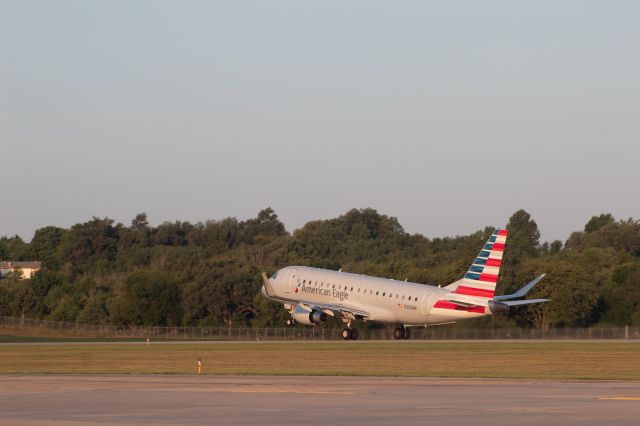Embraer 175 (N256NN)