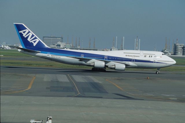 Boeing 747-400 (domestic, no winglets) (JA8955) - Taxing at Tokyo-Haneda Intl Airport on 1993/10/24