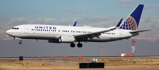 Boeing 737-800 (N37267) - Landing on 16L.