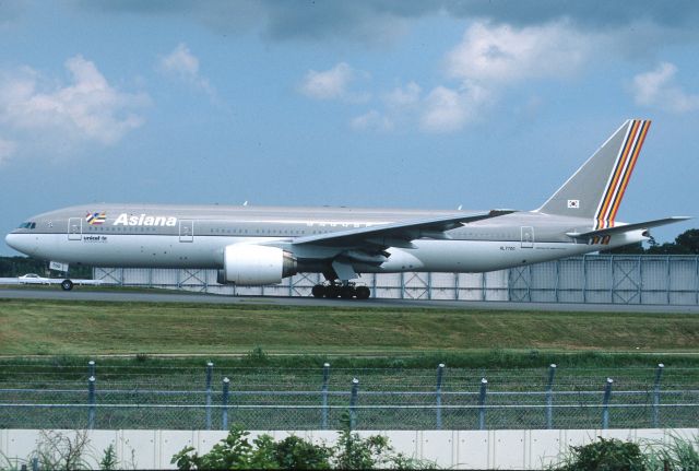 Boeing 777-200 (HL7700) - Taxing at Narita Intl Airport on 2003/08/03