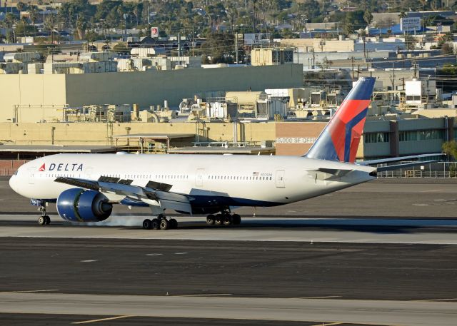 Boeing 777-200 (N709DN)