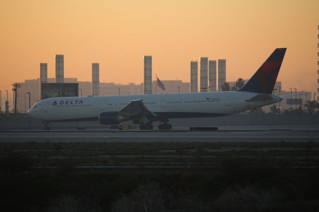 BOEING 767-400 (N834MH)