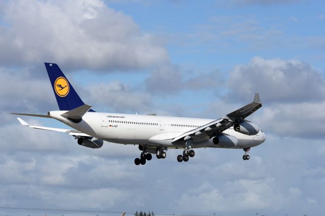 Airbus A340-300 (D-AIGT)