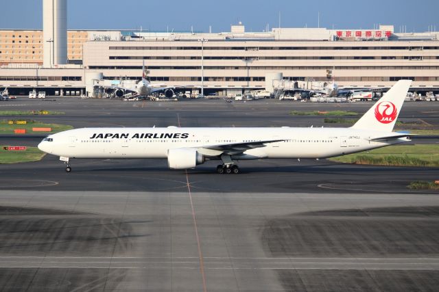 BOEING 777-300 (JA740J)