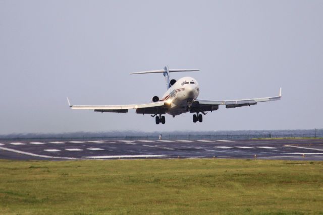 BOEING 727-200 (N495AJ) - Amerijet 727 over the tresh hold at St Maarten