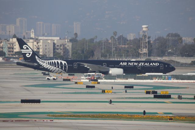 BOEING 777-300ER (ZK-OKQ)