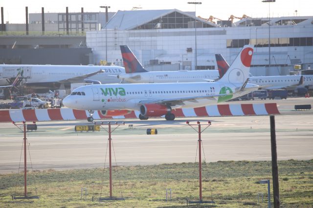 Airbus A320 (XA-VAU)