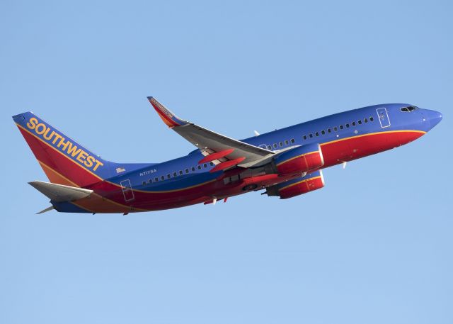 Boeing 737-700 (N717SA)