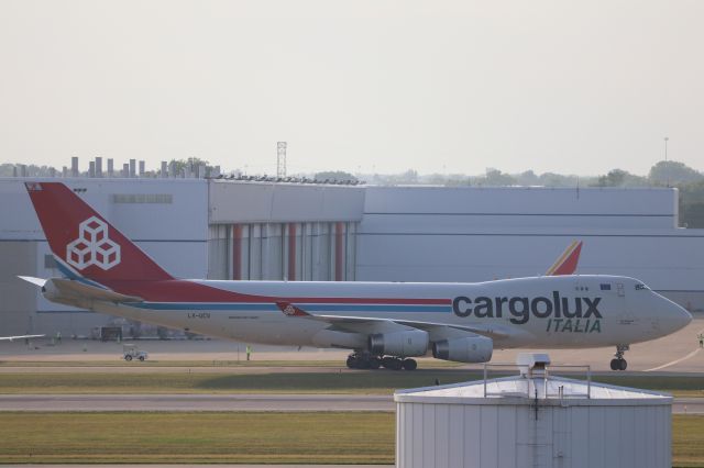 Boeing 747-400 (LX-UCV) - Massive Cargolux 747-400 "Tre Cime di Laveredo" thunders down 23R with an unusually heavy load.