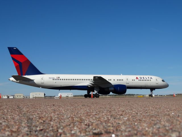 Boeing 757-200 (N654DL)