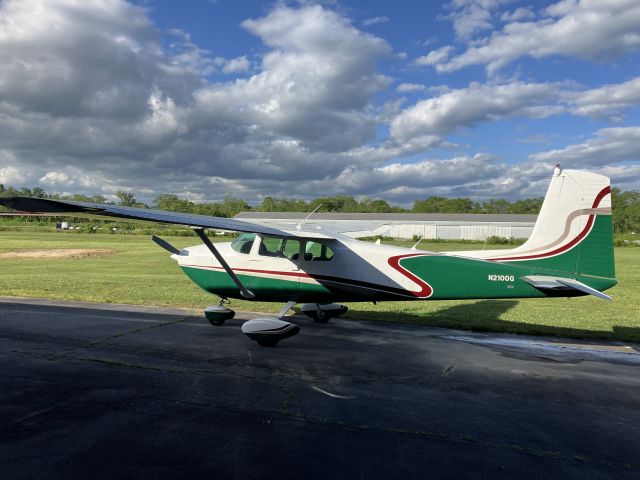 Cessna Skylane (N2100G)