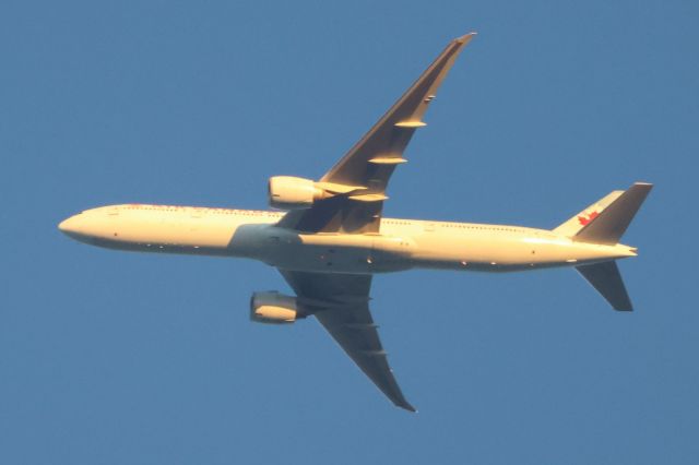 Boeing 777-200 (C-FIUW) - C-FIUW Boeing B-777-333 Air Canada AC892 De Montreal YUL vers Rome FCO Altitude 4135 Mètres Vitesse 744 Km/K Survolant le fleuve St-Laurent QC.   à Lvaltrie le 18-05-2024 à 20:19
