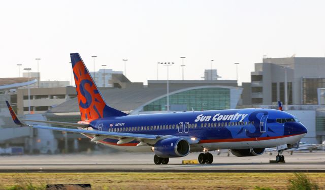 Boeing 737-700 (N814SY)