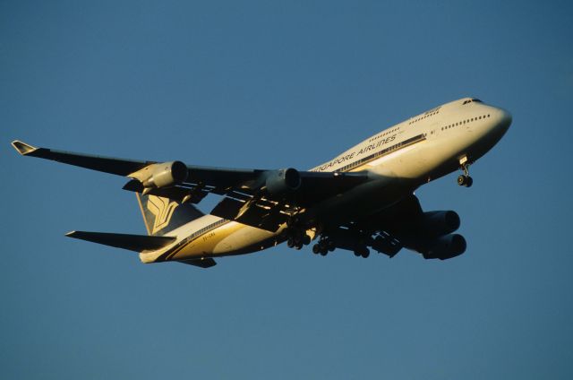 Boeing 747-400 (9V-SMA) - Final Approach to Narita Intl Airport Rwy34L on 1996/10/27