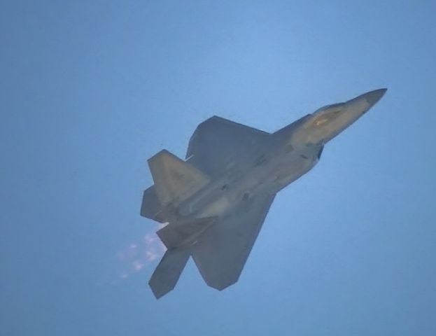 Lockheed F-22 Raptor —