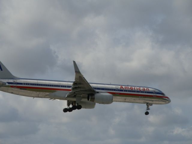 Boeing 757-200 (N613AA)