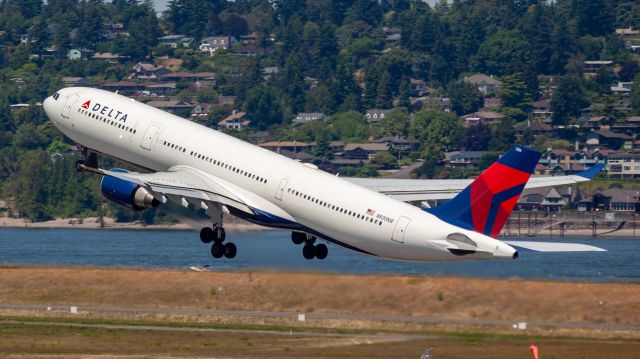 Airbus A330-300 (N806NW)