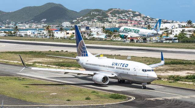Boeing 737-700 (N15751) - The United Frontier at St Maarten.