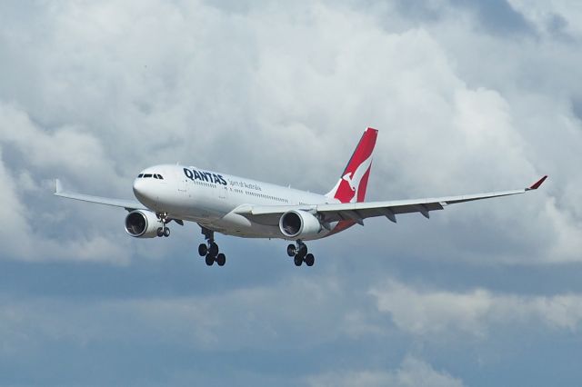 Airbus A330-300 (VH-EBK) - Airbus A330-202 Qantas VH-EBK final R03 YPPH. 120618.