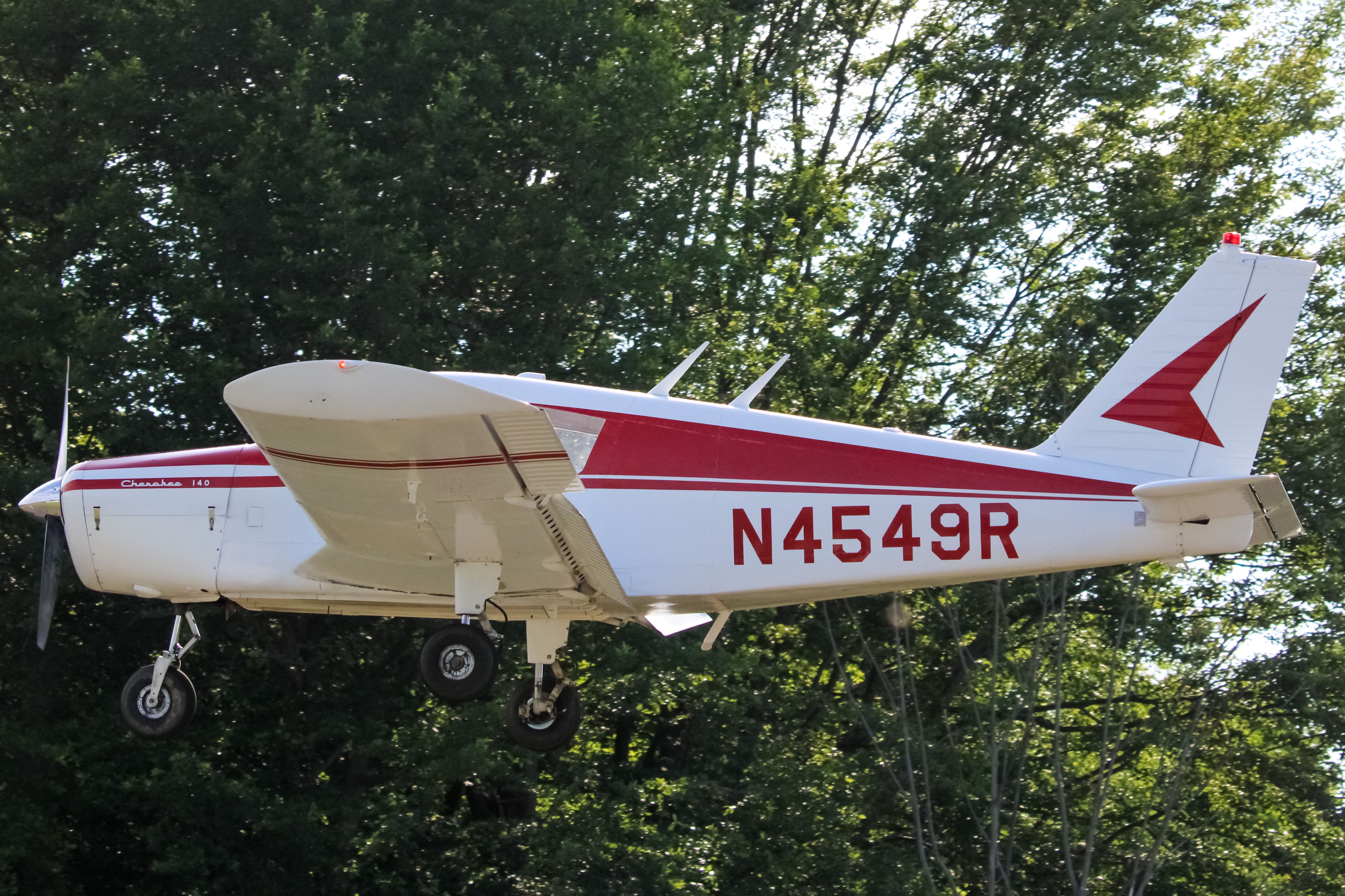 Piper Cherokee (N4549R) - N4549R landing into 4G2