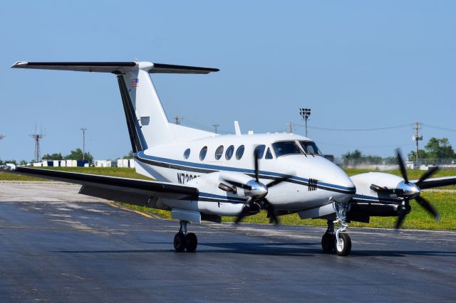 Beechcraft King Air F90 (N7206E) - Privately Owned Beechcraft King Air 90 taxiing into the FBO Ramp at the Buffalo Niagara International Airport 