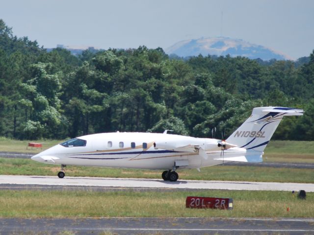 Piaggio P.180 Avanti (N109SL) - Arriving runway 2R - 8/23/09