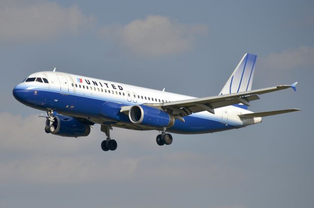 Airbus A320 (N496UA)