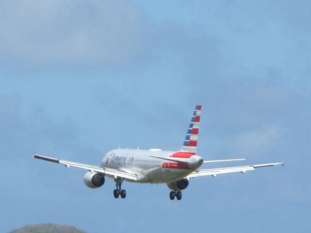 Airbus A320 (N108UW)