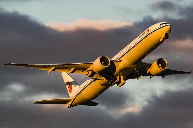 BOEING 777-300 (B-2039)