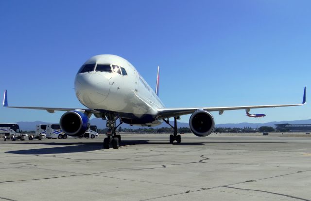 Boeing 757-200 (N695DL) - Bringing in the San Diego Chargers to play the 49ers.