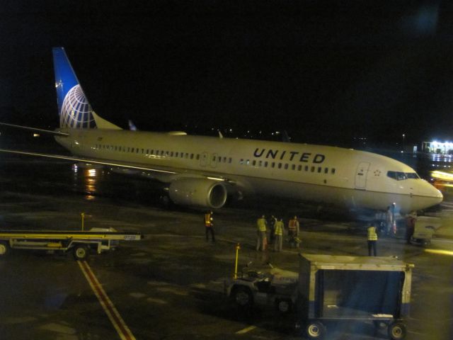 Boeing 737-700 —
