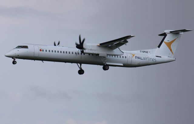 de Havilland Dash 8-400 (C-GPOE) - PVL approche finale piste 25 à CYGR 06/08/2023