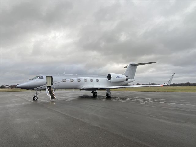 Gulfstream Aerospace Gulfstream IV (N978CC) - N978CC about to depart Marion for California. Nice paint scheme this bird has too. Picture taken on 27 November 2022. 