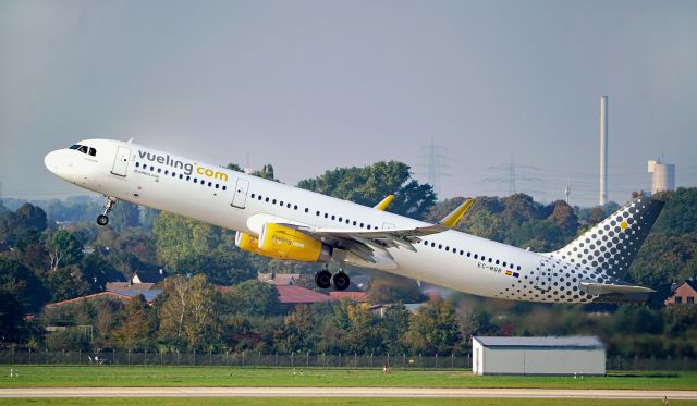 Airbus A321 (EC-MQB) - Vueling "BICICLOWN" take off at DUS/EDDL, 10. Oct 2021